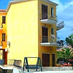Casa Gardenia Vicino Alle Spiagge Di Caprera Con Balcone E Parcheggio Appartement