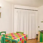 Casa Gardenia Vicino Alle Spiagge Di Caprera Con Balcone E Parcheggio Appartement